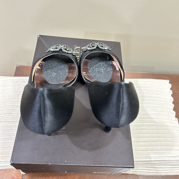 BADGLEY MISCHKA Salsa Black Satin Embellished Peep Toe d'Orsay Pumps. 9M - Picture 7 of 11